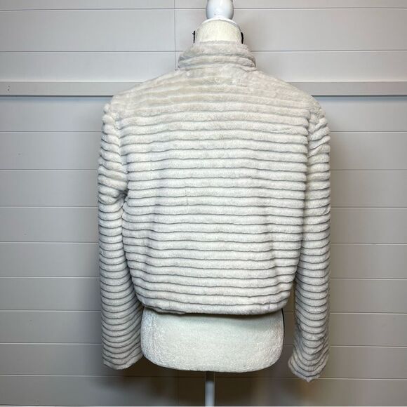 Betsey Johnson Beige Faux Fur Cropped Jacket Size Medium - Picture 4 of 15